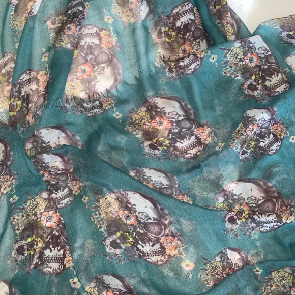 Skull scarf // sheer material - Picture 3 of 3